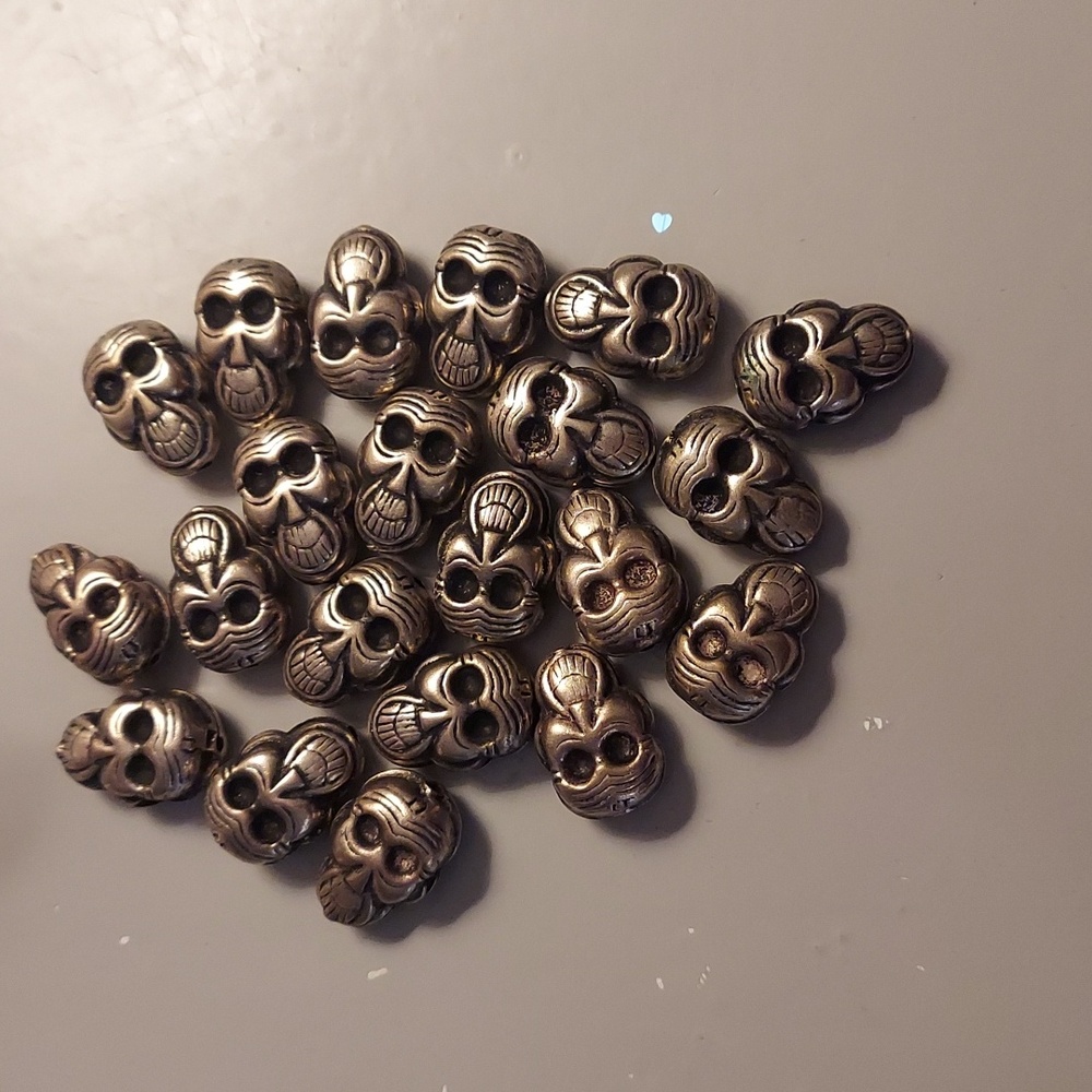❤️Bundle of 21 Silver Skull Beads